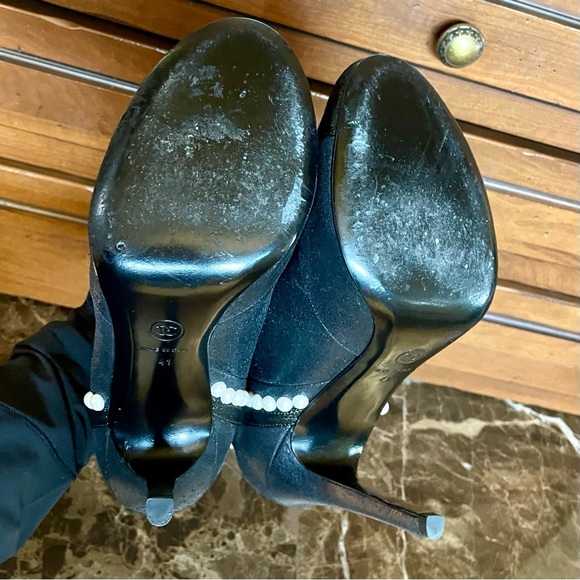 CHANEL Short Boot BLK W/pearls Size 41 worn once to twist- scuff, slip proof. - Picture 5 of 9